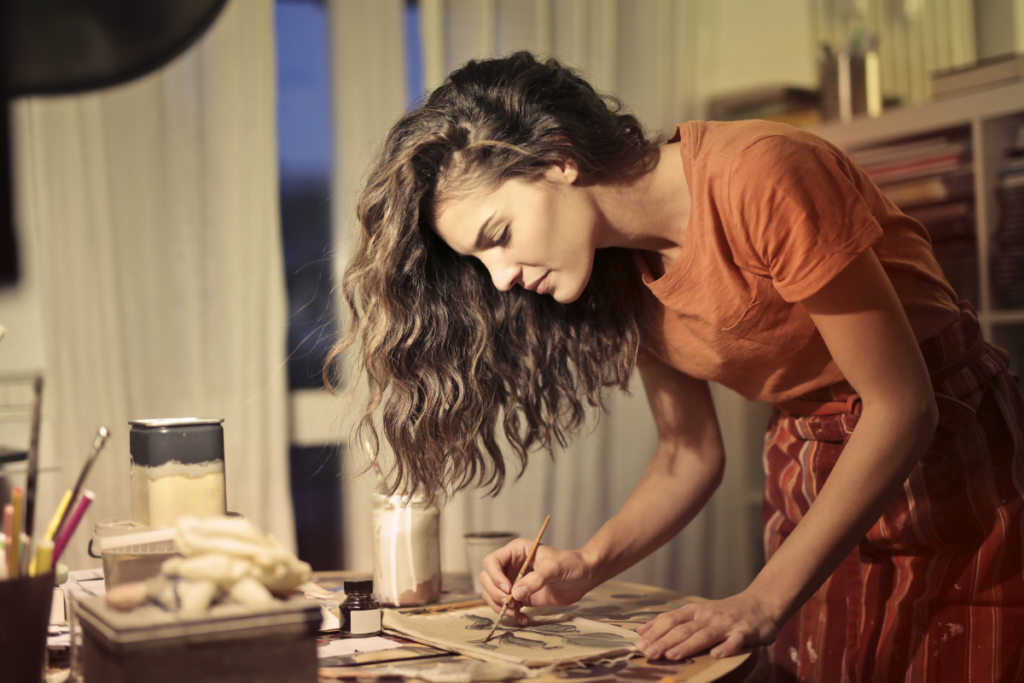Você já imaginou que, para valorizar o universo dos produtos artesanais, o caminho para o sucesso pode estar justamente em abandonar todas as fórmulas pré-fabricadas? Em vez de seguir padrões que complicam o simples, que tal transformar o artesanal em algo surpreendentemente descomplicado e genuíno? Ao contrário do que se espera, menos pode ser muito mais. Em um mundo onde a sofisticação é muitas vezes confundida com complexidade, a verdadeira magia está em revelar a essência autêntica de cada peça feita à mão – sem truques ou artifícios. Essa abordagem não só destaca a singularidade do produto, mas também aproxima quem o produz e quem o aprecia, criando uma conexão profunda e verdadeira.